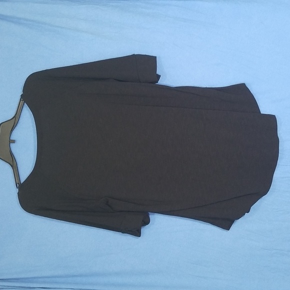 Casual & Comfy Black Top with Scoop Neck - Picture 3 of 4